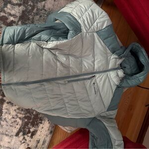 Columbia Men's Puffer Jacket - Light Blue and Gray